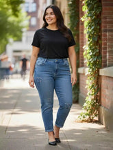 Mom Fit Jeans mit Strass & Herz - Stickerei – in großen Größen von CurvyRausch. Stylische Plus Size Fashion für kurvige Frauen.