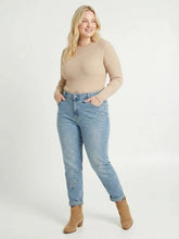 Mom Fit Jeans mit Strass & Herz - Stickerei – in großen Größen von CurvyRausch. Stylische Plus Size Fashion für kurvige Frauen.