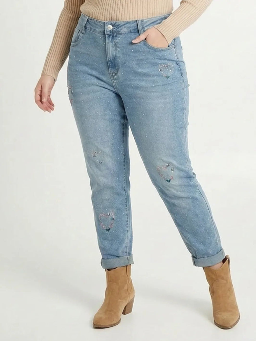 Mom Fit Jeans mit Strass & Herz - Stickerei – in großen Größen von CurvyRausch. Stylische Plus Size Fashion für kurvige Frauen.