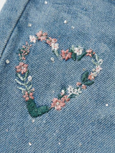 Mom Fit Jeans mit Strass & Herz - Stickerei – in großen Größen von CurvyRausch. Stylische Plus Size Fashion für kurvige Frauen.