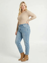 Mom Fit Jeans mit Strass & Herz - Stickerei – in großen Größen von CurvyRausch. Stylische Plus Size Fashion für kurvige Frauen.