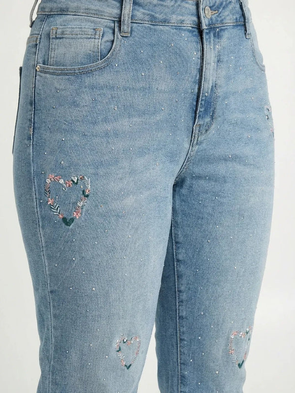 Mom Fit Jeans mit Strass & Herz - Stickerei – in großen Größen von CurvyRausch. Stylische Plus Size Fashion für kurvige Frauen.
