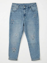 Mom Fit Jeans mit Strass & Herz - Stickerei – in großen Größen von CurvyRausch. Stylische Plus Size Fashion für kurvige Frauen.