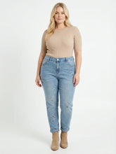 Mom Fit Jeans mit Strass & Herz - Stickerei – in großen Größen von CurvyRausch. Stylische Plus Size Fashion für kurvige Frauen.
