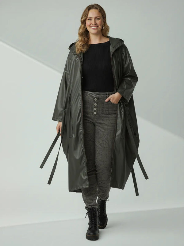 Moonshine Jacke Khaki – Lederimitat mit Hoodie – in großen Größen von CurvyRausch. Stylische Plus Size Fashion für kurvige Frauen.