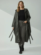 Moonshine Jacke Khaki – Lederimitat mit Hoodie – in großen Größen von CurvyRausch. Stylische Plus Size Fashion für kurvige Frauen.