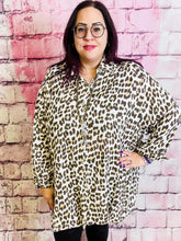 Musselinhemd mit Leo - Print – Stylische Neuheit für Damen – Perfekt für Curvy Fashion & Plus Size Outfits