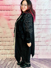 Rockiger Longcardigan mit Cutouts – in großen Größen von CurvyRausch. Stylische Plus Size Fashion für kurvige Frauen.