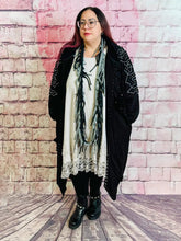 Rockiger Longcardigan mit Cutouts – in großen Größen von CurvyRausch. Stylische Plus Size Fashion für kurvige Frauen.