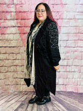 Rockiger Longcardigan mit Cutouts – in großen Größen von CurvyRausch. Stylische Plus Size Fashion für kurvige Frauen.