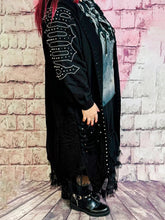 Rockiger Longcardigan mit Cutouts – in großen Größen von CurvyRausch. Stylische Plus Size Fashion für kurvige Frauen.