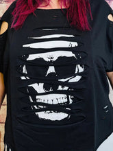 Rockiges Skull Oberteil mit Cutouts – in großen Größen von CurvyRausch. Stylische Plus Size Fashion für kurvige Frauen.