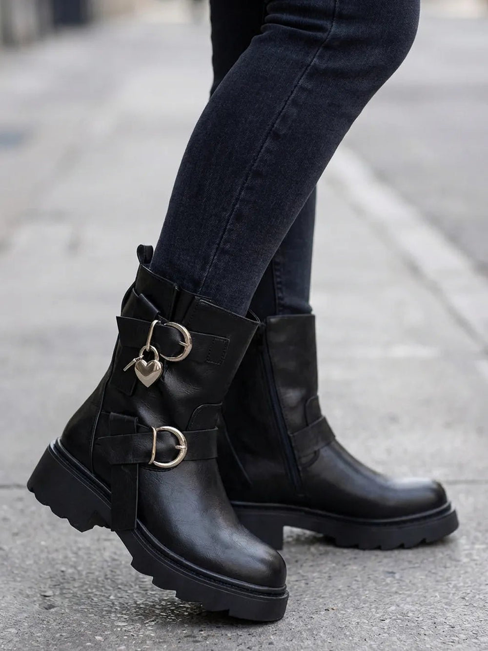 Schwarze Biker Boots mit Herz - Charme – in großen Größen von CurvyRausch. Stylische Plus Size Fashion für kurvige Frauen.