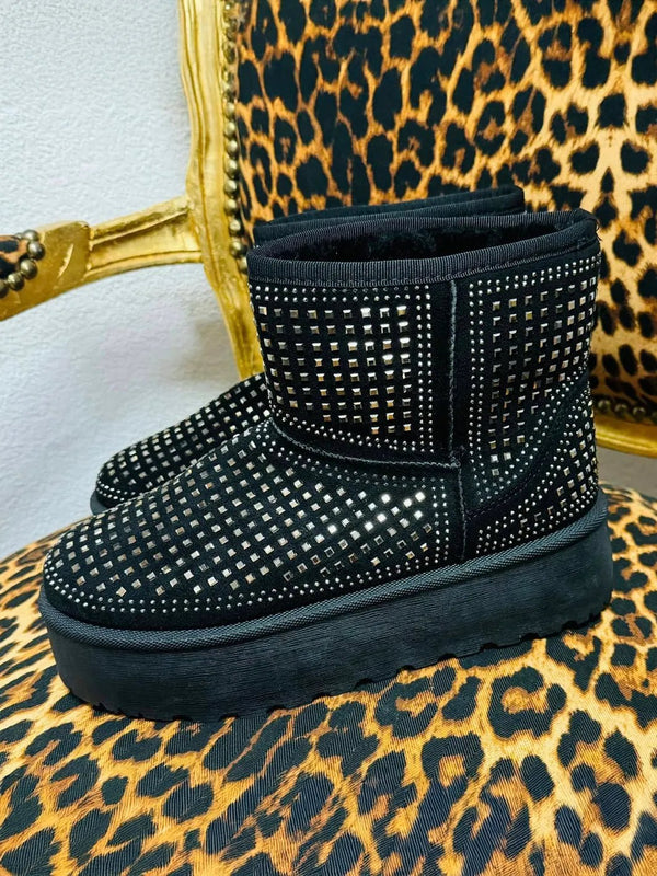 Schwarze Boots mit Strass - und Nietenverzierung – in großen Größen von CurvyRausch. Stylische Plus Size Fashion für kurvige Frauen.