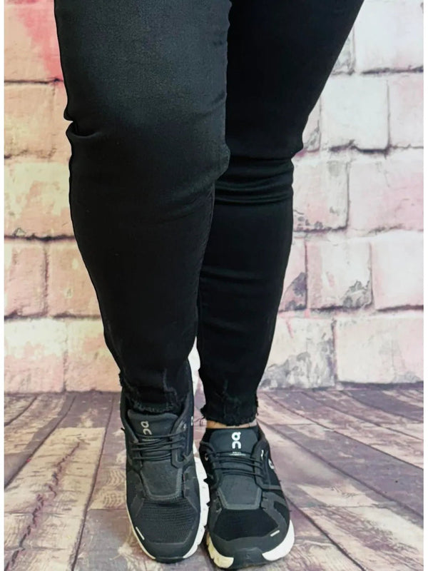 Schwarze Jeans mit Cutout - Saum – in großen Größen von CurvyRausch. Stylische Plus Size Fashion für kurvige Frauen.