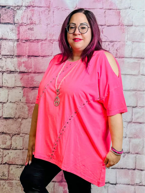 Shirt in Neonpink mit Nieten und Cutouts – in großen Größen von CurvyRausch. Stylische Plus Size Fashion für kurvige Frauen.