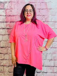Shirt in Neonpink mit Nieten und Cutouts – in großen Größen von CurvyRausch. Stylische Plus Size Fashion für kurvige Frauen.