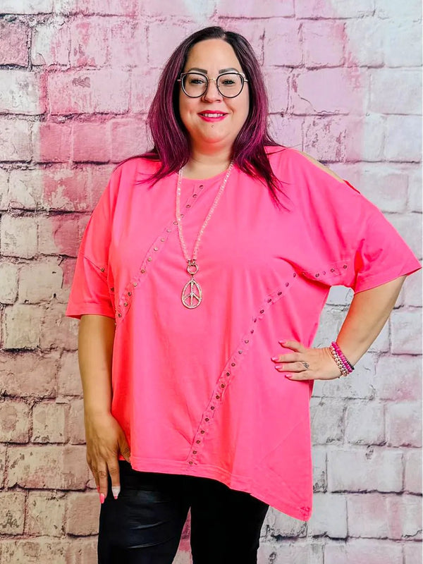 Shirt in Neonpink mit Nieten und Cutouts – in großen Größen von CurvyRausch. Stylische Plus Size Fashion für kurvige Frauen.