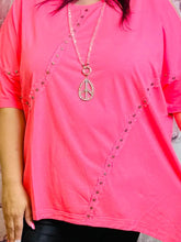 Shirt in Neonpink mit Nieten und Cutouts – in großen Größen von CurvyRausch. Stylische Plus Size Fashion für kurvige Frauen.