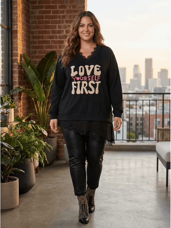 Shirt Love Yourself First mit Spitze – in großen Größen von CurvyRausch. Stylische Plus Size Fashion für kurvige Frauen.