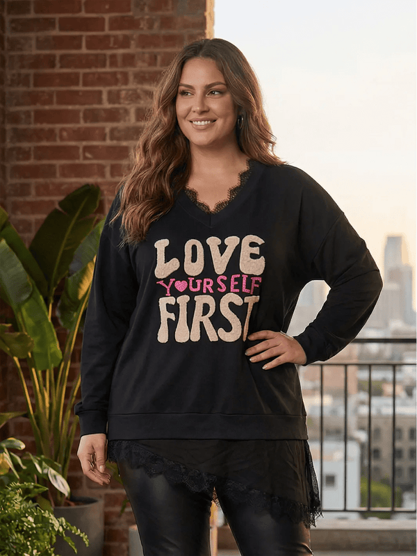 Shirt Love Yourself First mit Spitze – in großen Größen von CurvyRausch. Stylische Plus Size Fashion für kurvige Frauen.