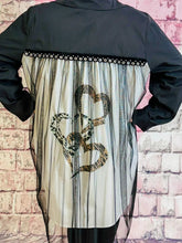 Sinne Bluse Black & White mit Tüll und Herzdesign – in großen Größen von CurvyRausch. Stylische Plus Size Fashion für kurvige Frauen.