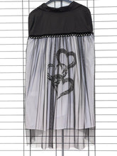 Sinne Bluse Black & White mit Tüll und Herzdesign – in großen Größen von CurvyRausch. Stylische Plus Size Fashion für kurvige Frauen.