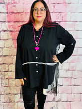 Sinne Bluse Black & White mit Tüll und Herzdesign – in großen Größen von CurvyRausch. Stylische Plus Size Fashion für kurvige Frauen.