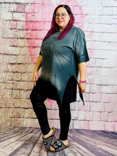 Skull Shirt Smoke – rockiges Shirt mit Cutouts – in großen Größen von CurvyRausch. Stylische Plus Size Fashion für kurvige Frauen.