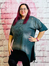 Skull Shirt Smoke – rockiges Shirt mit Cutouts – in großen Größen von CurvyRausch. Stylische Plus Size Fashion für kurvige Frauen.