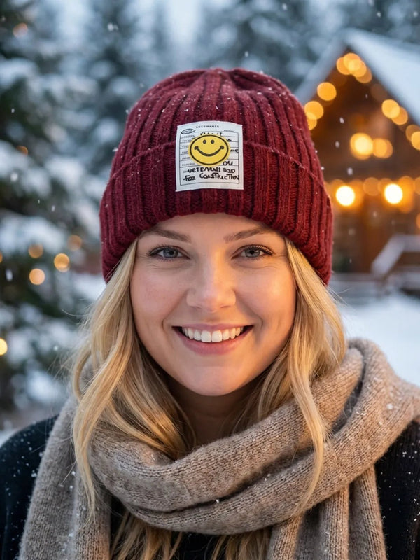 Smiley - Beanie in Bordeaux – Warme Strickmütze – in großen Größen von CurvyRausch. Stylische Plus Size Fashion für kurvige Frauen.