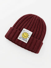 Smiley - Beanie in Bordeaux – Warme Strickmütze – in großen Größen von CurvyRausch. Stylische Plus Size Fashion für kurvige Frauen.