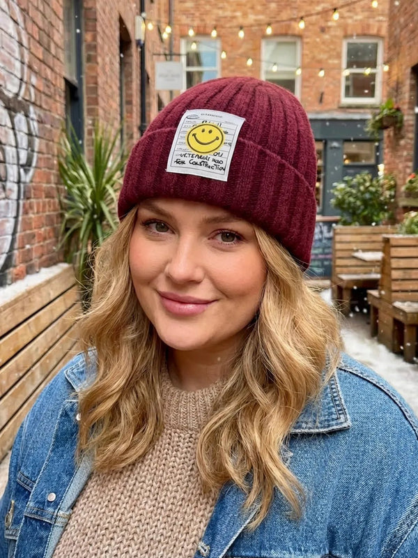 Smiley-Beanie in Bordeaux – Warme Strickmütze – zweite Ansicht