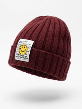 Smiley - Beanie in Bordeaux – Warme Strickmütze – in großen Größen von CurvyRausch. Stylische Plus Size Fashion für kurvige Frauen.