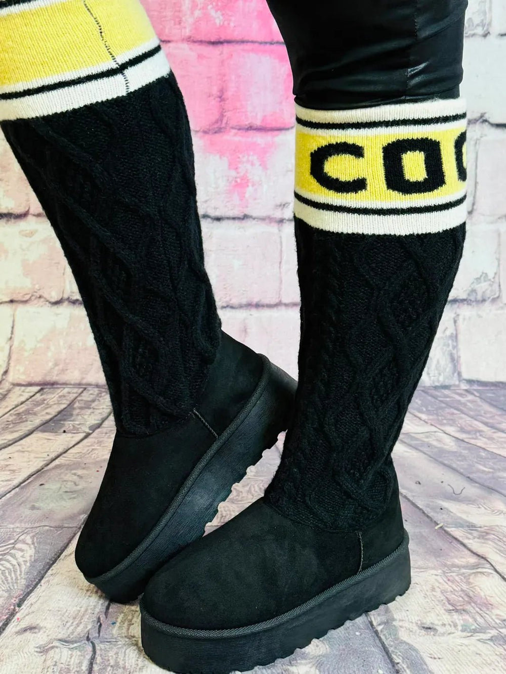 Snowboot/Winterstiefel Black mit Strick - Design und Schriftzug – in großen Größen von CurvyRausch. Stylische Plus Size Fashion für kurvige Frauen.