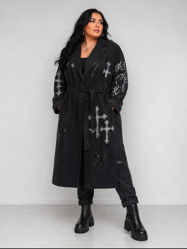 Statement-Mantel Unique Art in Schwarz – handbemalter Oversize-Mantel mit Kreuz-Motiven und Bindegürtel, getragen in großen Größen von CurvyRausch
