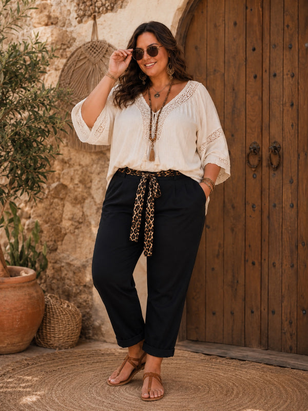Schwarze Stoffhose Leo Belt mit abnehmbarem Leo-Gürtel, kombiniert mit cremefarbener Spitzenbluse und Sandalen, von CurvyRausch