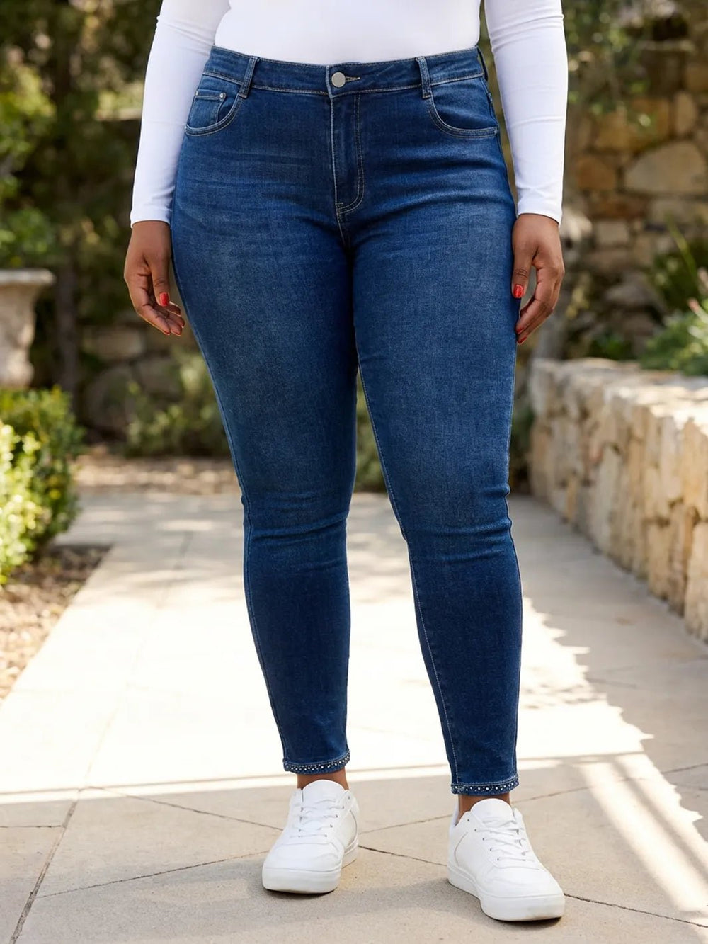 Stretch Jeans mit Strasssaum – in großen Größen von CurvyRausch. Stylische Plus Size Fashion für kurvige Frauen.