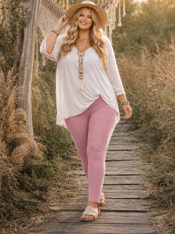 Stretch Leggings in Altrosa zu weißer Boho-Tunika und Sandalen – Baumwoll-Leggings in großen Größen von CurvyRausch