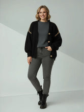 Strickjacke mit Leo - Details – Cozy Look – in großen Größen von CurvyRausch. Stylische Plus Size Fashion für kurvige Frauen.