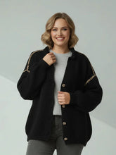 Strickjacke mit Leo - Details – Cozy Look – in großen Größen von CurvyRausch. Stylische Plus Size Fashion für kurvige Frauen.