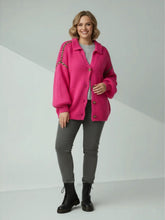 Strickjacke mit Leo - Details – Cozy Look – in großen Größen von CurvyRausch. Stylische Plus Size Fashion für kurvige Frauen.