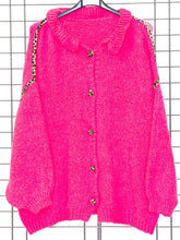 Strickjacke mit Leo - Details – Cozy Look – in großen Größen von CurvyRausch. Stylische Plus Size Fashion für kurvige Frauen.