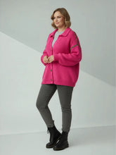 Strickjacke mit Leo - Details – Cozy Look – in großen Größen von CurvyRausch. Stylische Plus Size Fashion für kurvige Frauen.