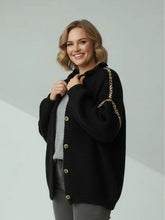 Strickjacke mit Leo - Details – Cozy Look – in großen Größen von CurvyRausch. Stylische Plus Size Fashion für kurvige Frauen.