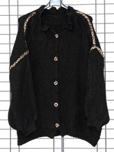 Strickjacke mit Leo - Details – Cozy Look – in großen Größen von CurvyRausch. Stylische Plus Size Fashion für kurvige Frauen.