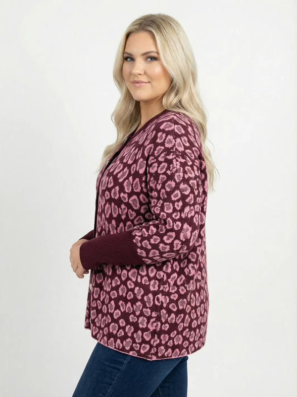 Strickjacke – Weiter Poncho - Cardigan im Leo - Look – in großen Größen von CurvyRausch. Stylische Plus Size Fashion für kurvige Frauen.
