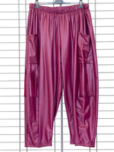 Stylische Kunstlederhose – Moonshine Design – in großen Größen von CurvyRausch. Stylische Plus Size Fashion für kurvige Frauen.