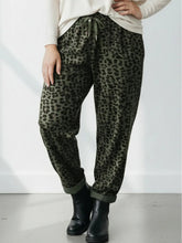 Stylische Leo - Jogpant – in großen Größen von CurvyRausch. Stylische Plus Size Fashion für kurvige Frauen.