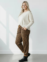 Stylische Leo - Jogpant – in großen Größen von CurvyRausch. Stylische Plus Size Fashion für kurvige Frauen.